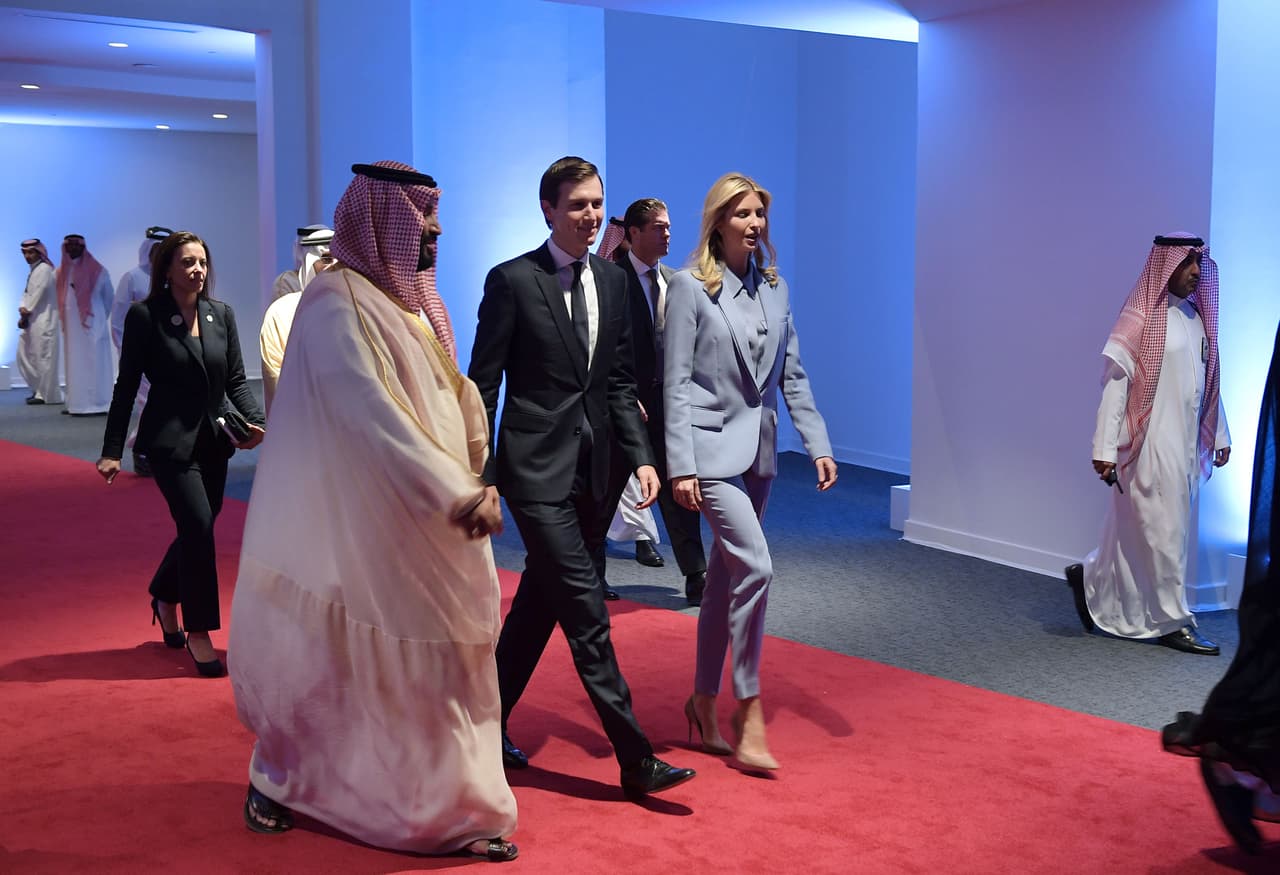 Este domingo Ivanka acudió con su marido y asesor de la Casa Blanca, Jared Kuschner, a la cumbre Árabe-Estadounidense donde Donald Trump alabó el acuerdo logrado por su yerno para vender a Arabia Saudita 
<a href="http://www.univision.com/noticias/armas/trump-firma-un-contrato-de-venta-de-armas-por-110-000-millones-de-dolares-con-arabia-saudita">110.000 millones de dólares en armas</a>. Después Kuschner e Ivanka visitaron el recién inaugurado centro global para combatir el extremismo. Esta vez la hija de Trump apareció con un traje azul empolvado con camisa al tono. Igual que Melania, Ivanka escogió una americana masculina con bolsillos con solapas y escote muy cerrado al atar los botones altos de la camisa. Igual que Melania, Ivanka llevó los tobillos al aire, aunque más discretamente que la primera dama.