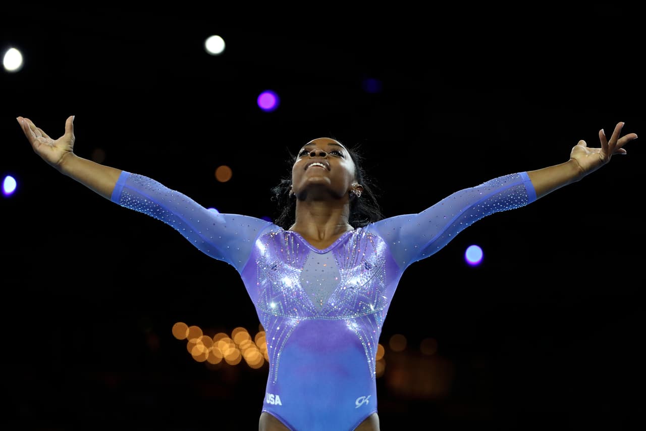 La medallista de oro Simone Biles, de Estados Unidos, realiza su rutina en el suelo en la final femenina por aparatos en el Campeonato del Mundo de Gimnasia, en Stuttgart, Alemania.