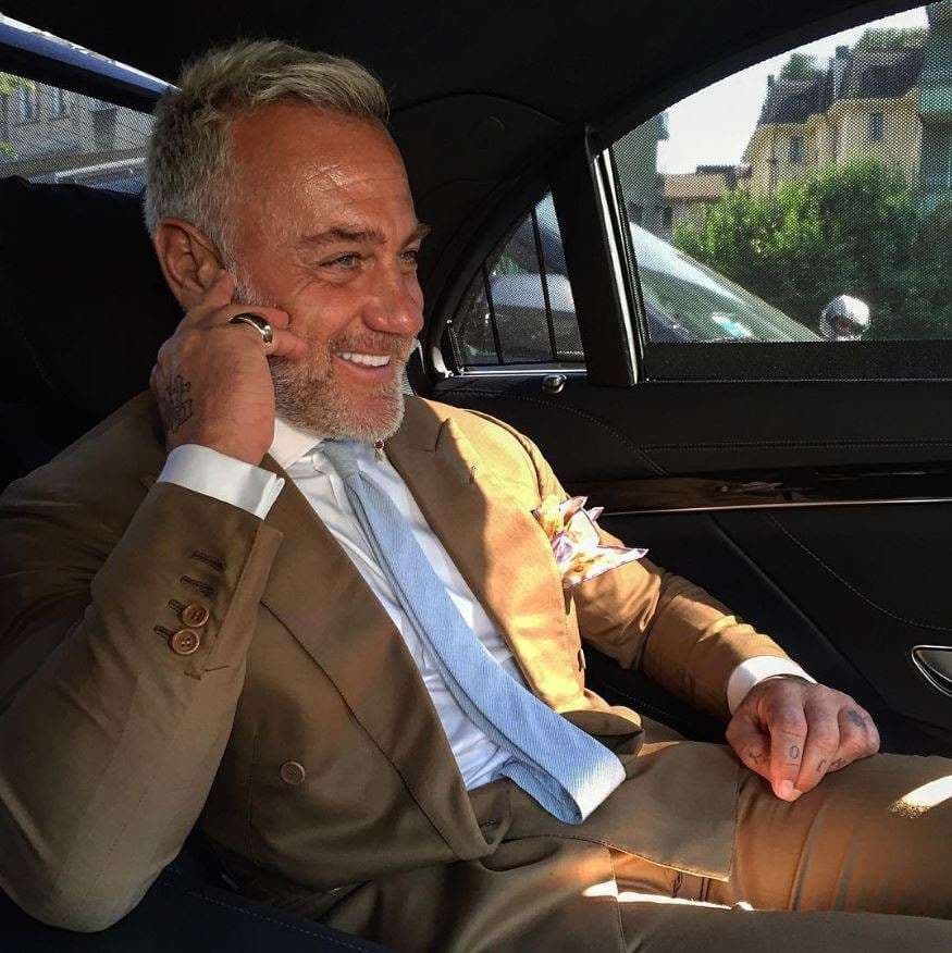 Y aquí parece hablar por teléfono (sin teléfono). Lo que no vemos aquí es si va descalzo.