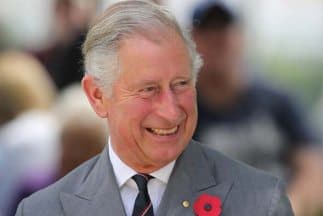 Incluso el príncipe Carlos, padre de Harry y abuelo del primogénito de los duques de Sussex, quiso entrarle a las apuestas y dio algunas ideas de nombres a los futuros papás.