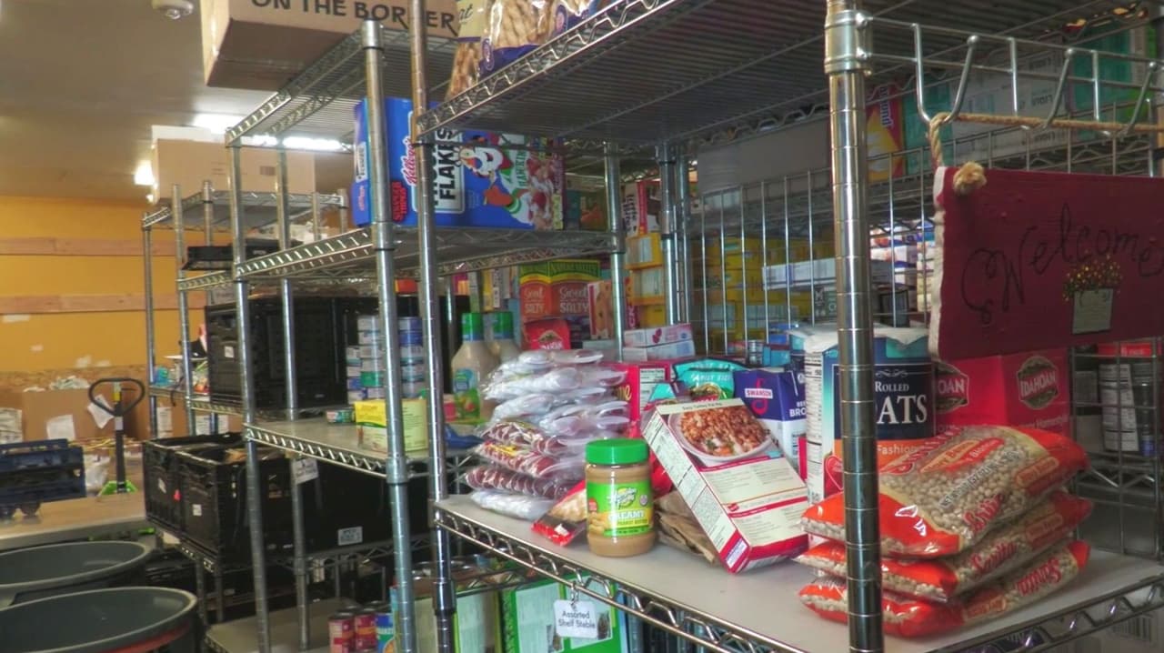 ¿Comprar comida o cargar gasolina? Hay ayuda disponible ante los elevados costos del combustible