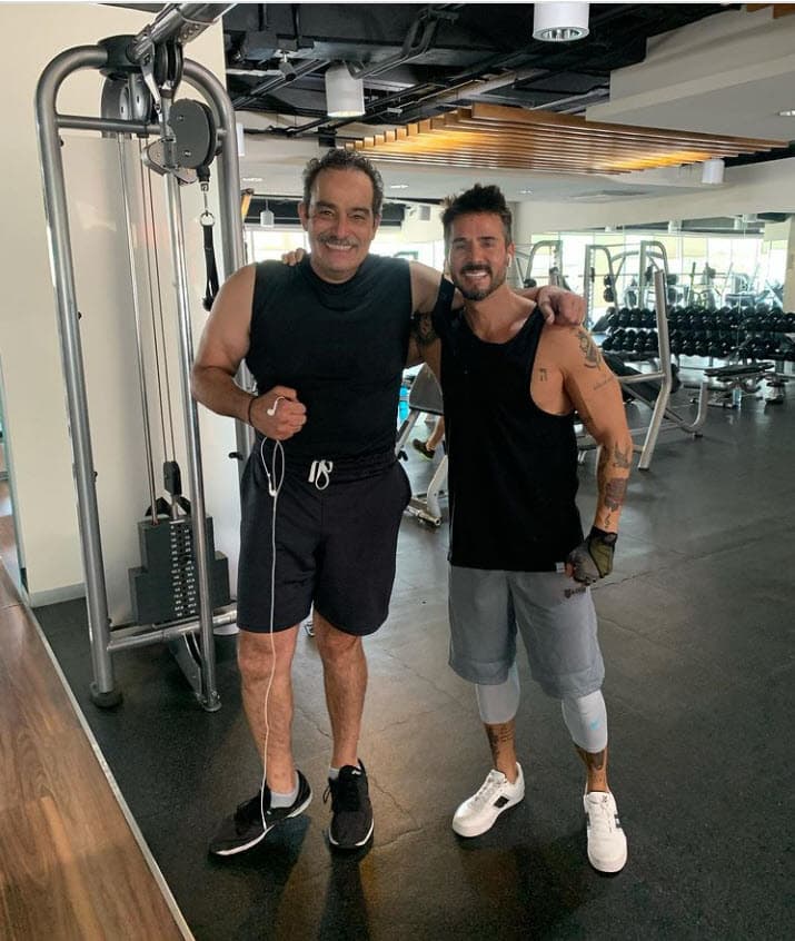 Ahora, con el compromiso de la nueva telenovela en la que está, la disciplina es clave para él y se deja ver así en el gimnasio. El actor ha coincidido con José Ron, a quien también le da gusto encontrarse a Omar Fierro recuperando su peso ideal: "¡Qué gusto verte 'Omarcito'!", le escribió el tapatío en Instagram el pasado martes 19.