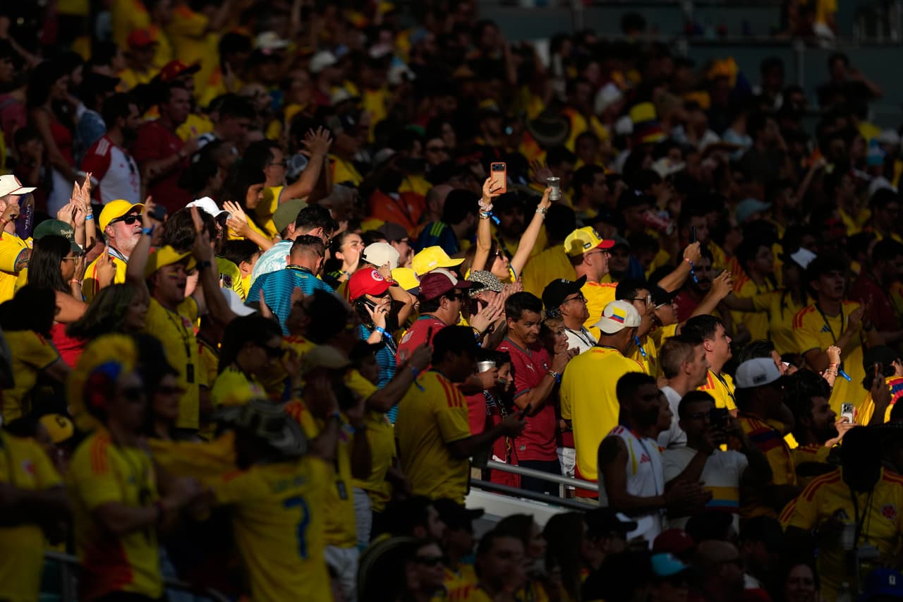 La tribuna colombiana al iniciar el partido.