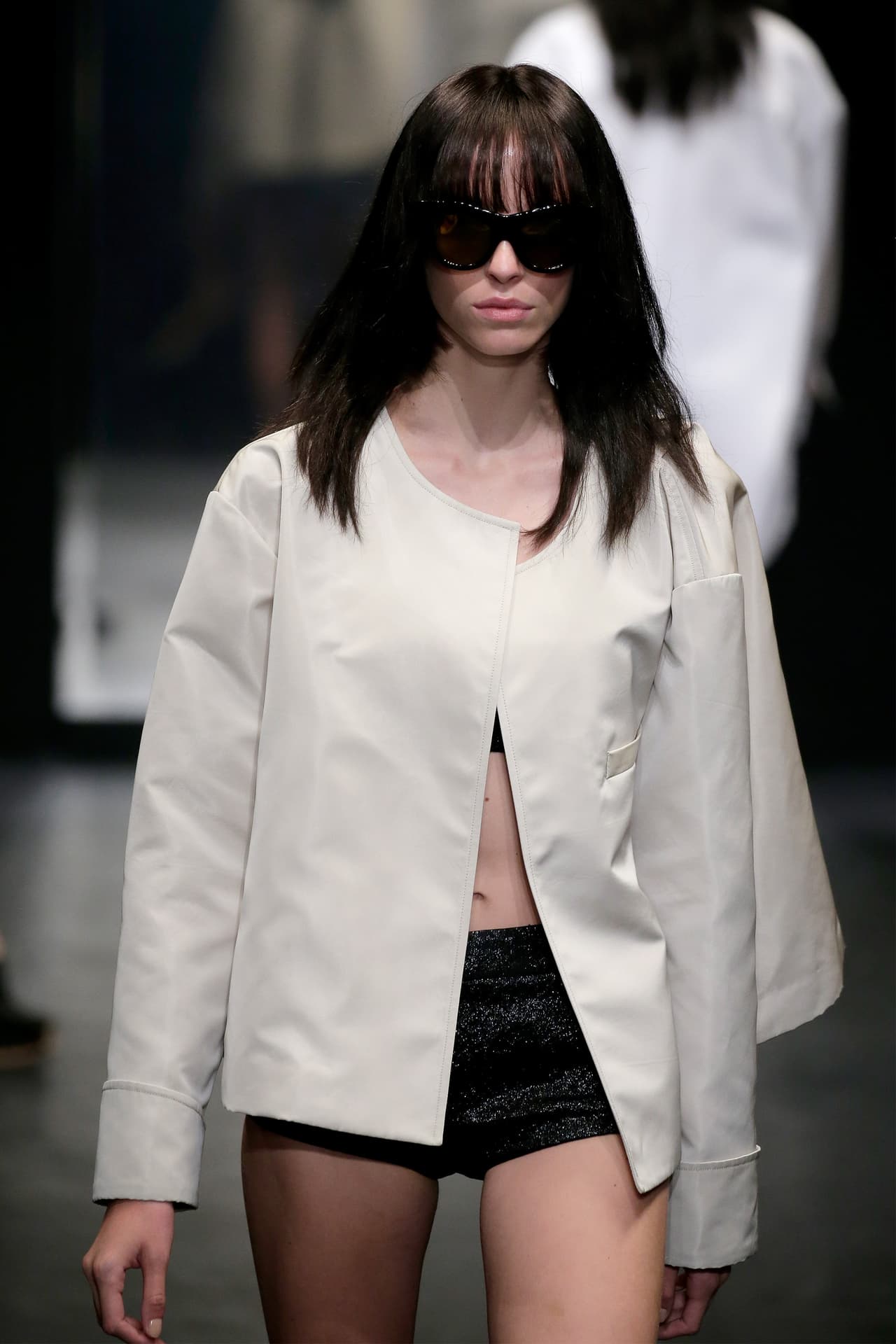 La diseñadora Vera Wang presentó su colección primavera-verano 2016, la cual se inspiró en la película 'Belle de Jour' y la mítica Catherine Deneuve. El NYFW se llenó de prendas en tonos obscuros, sin olvidar los volúmenes y la sofisticación de las lentejuelas, las plumas y algunas transparencias.