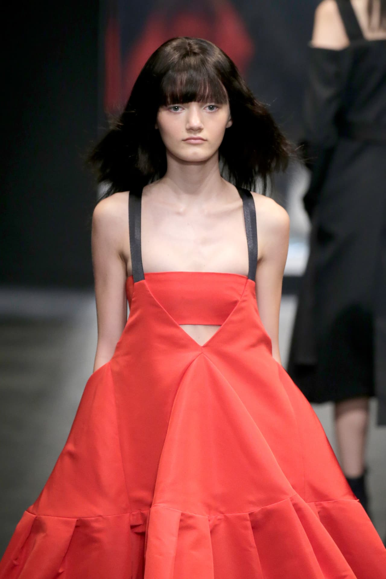 La diseñadora Vera Wang presentó su colección primavera-verano 2016, la cual se inspiró en la película 'Belle de Jour' y la mítica Catherine Deneuve. El NYFW se llenó de prendas en tonos obscuros, sin olvidar los volúmenes y la sofisticación de las lentejuelas, las plumas y algunas transparencias.