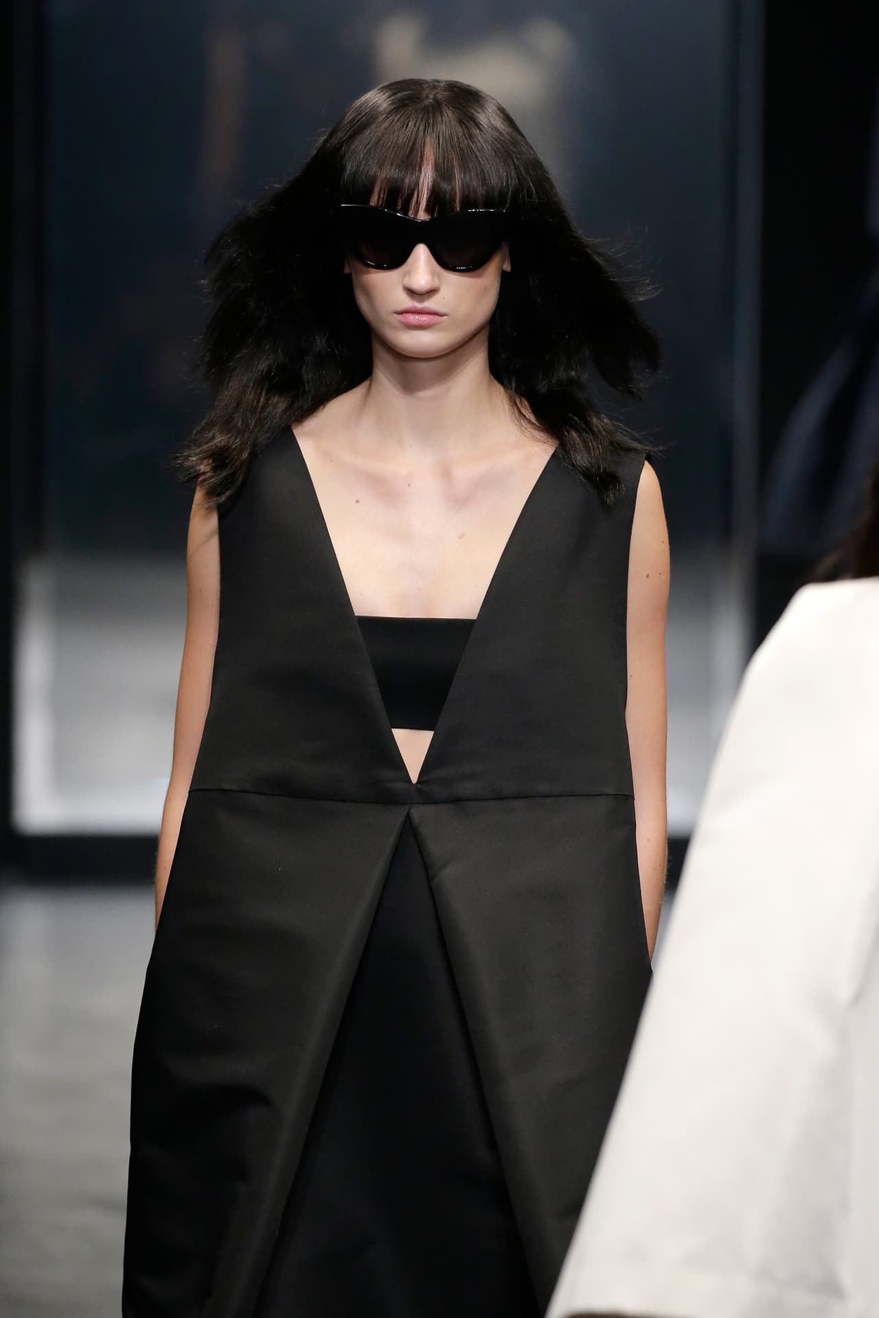 La diseñadora Vera Wang presentó su colección primavera-verano 2016, la cual se inspiró en la película 'Belle de Jour' y la mítica Catherine Deneuve. El NYFW se llenó de prendas en tonos obscuros, sin olvidar los volúmenes y la sofisticación de las lentejuelas, las plumas y algunas transparencias.