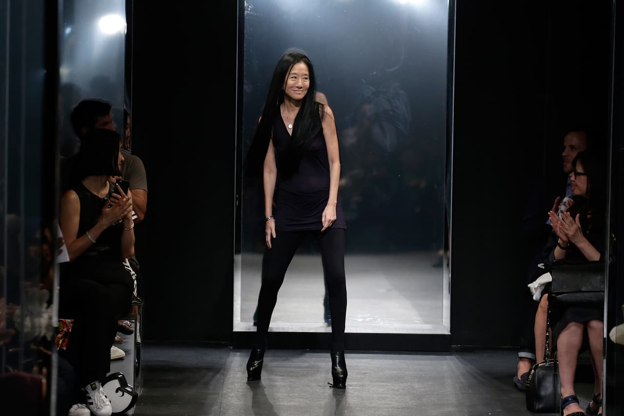 La diseñadora Vera Wang presentó su colección primavera-verano 2016, la cual se inspiró en la película 'Belle de Jour' y la mítica Catherine Deneuve. El NYFW se llenó de prendas en tonos obscuros, sin olvidar los volúmenes y la sofisticación de las lentejuelas, las plumas y algunas transparencias.