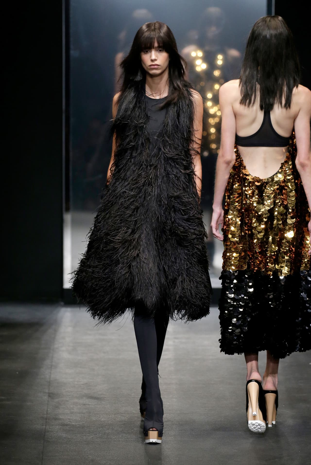 La diseñadora Vera Wang presentó su colección primavera-verano 2016, la cual se inspiró en la película 'Belle de Jour' y la mítica Catherine Deneuve. El NYFW se llenó de prendas en tonos obscuros, sin olvidar los volúmenes y la sofisticación de las lentejuelas, las plumas y algunas transparencias.