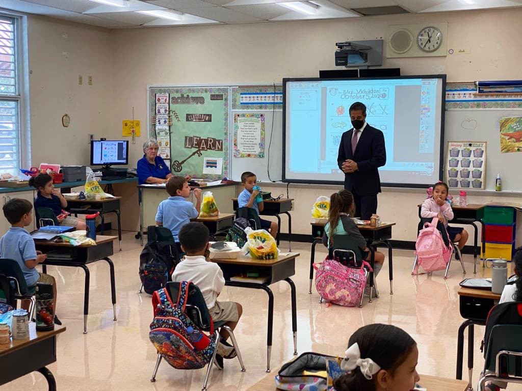 Este lunes 5 de octubre comenzó el regreso de los estudiantes a las escuelas de Miami-Dade de manera escalonada.