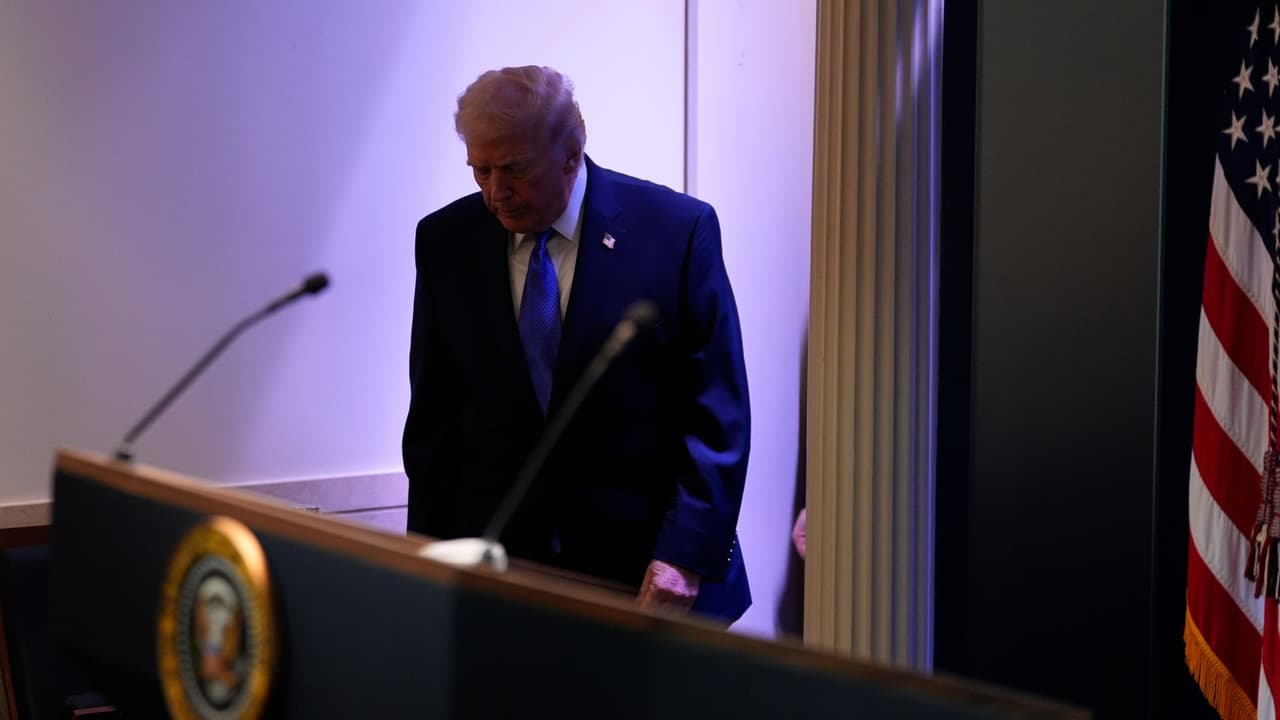 Trump critica fallo de la Corte como "ridículo": "Puedo destruir el comercio con un embargo, pero no cobrar un dólar"