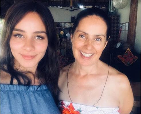 "Con la mera, Mera!
<b>Mi Doña Mera.</b> Doña Esmeralda. La mujer que me ha aguantado, rescatado, regañado, chiqueado, sanado y amado ¡siempre! La que me recuerda que estar un poco loca está 'chingon'. #yosoyunahijademimadre #madrespect #posmeaguanto #poslaamo #posyaque #posnimodo #posyamevoy #adios #adiospues", escribió en Instagram.