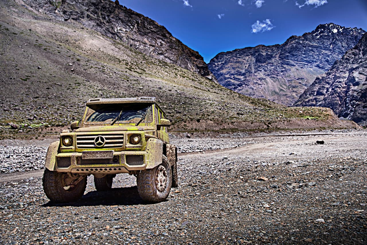 La Mercedes-Benz G500 4x4² presenta una distanci al suelo de 18 pulgadas, 10 pulgadas más que la G500 regular.