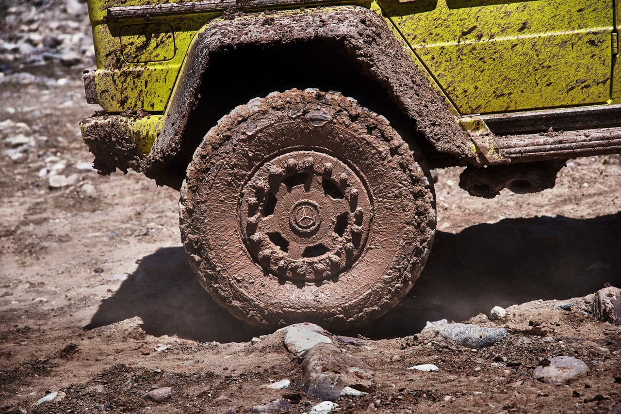 En línea con su esencia, su carrocería esta elevada casi 18 pulgadas respecto al suelo; sus llantas son de 22 pulgadas