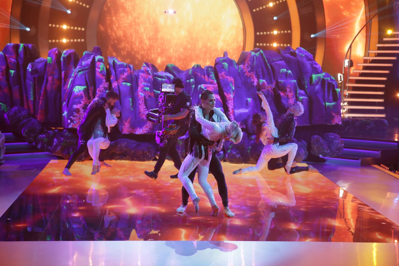 Finalistas y bailarines se movieron por todo el escenario.