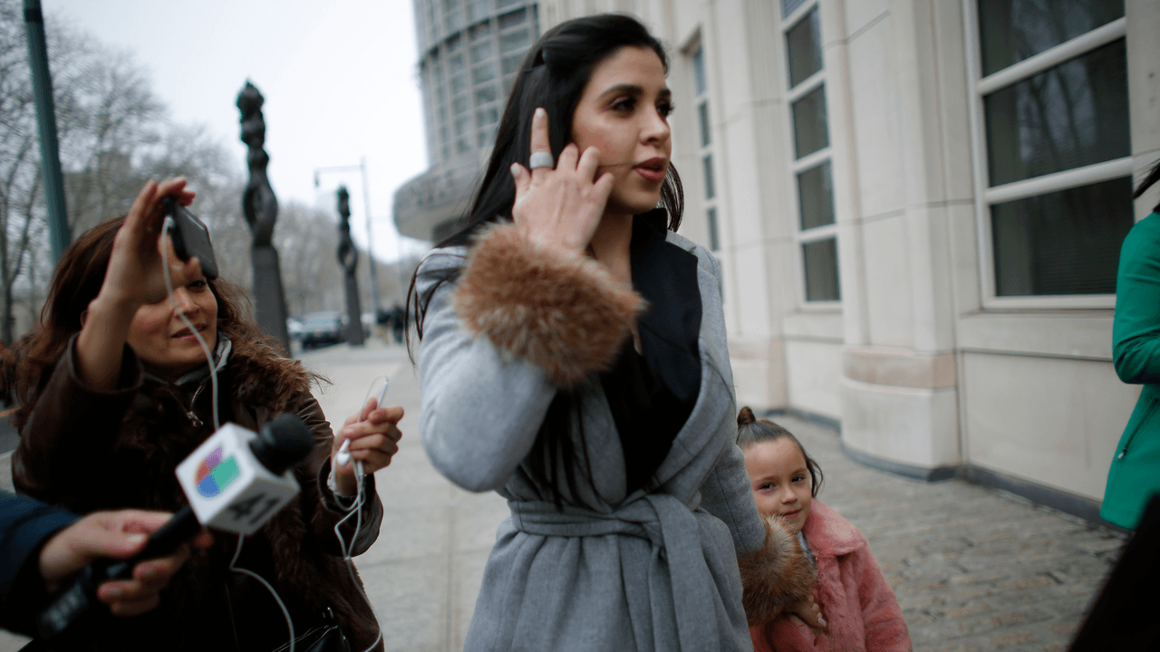 Al salir de la audiencia, la esposa de ‘El Chapo’ volvió a negarse a hablar con la prensa y se retiró junto a sus hijas.