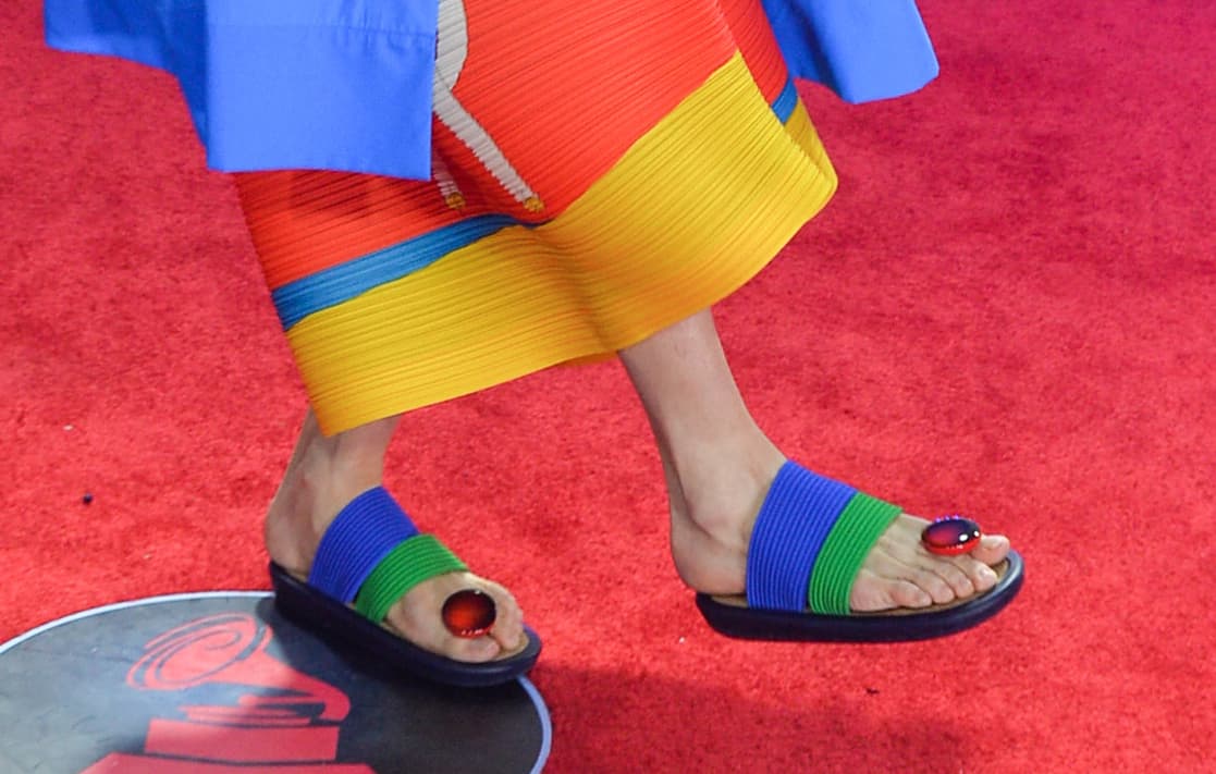 También Miyaki fue el creador de estas sandalias de estilo tradicional japonés con un colorido muy personal, para convertir a Steve en una figura de controversia.