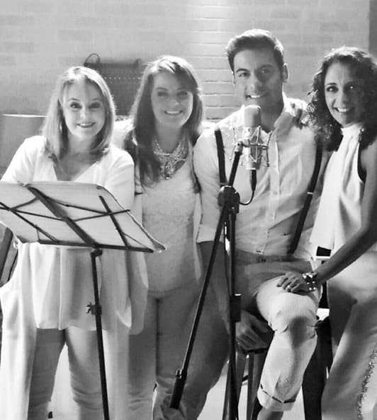 Mientras otros jovenes buscan realizar duetos con cantantes de moda, Carlos siempre se inclina por el romanticismo y lo tradicional, es por eso que grabó con Pandora, con quienes interpreta el tema 'Maldita sea'.