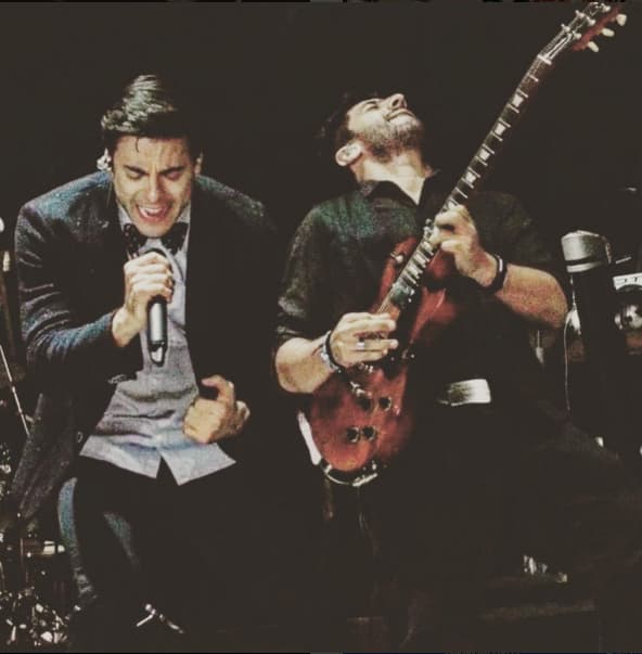 Es un apasionado de la música. Tiene tanto talento que ha compartido el escenario con grandes cantantes.