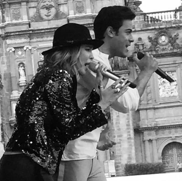 Con Belinda cantó el tema "Tatuajes", como homenaje a Joan Sebastian.