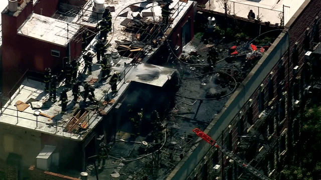 Un incendio de tres alarmas se registró hoy en un edificio ubicado en la calle 305 E 95 en Manhattan. El Departamento de Bomberos de Nueva York recibió el aviso a las 10:04 am, movilizando 40 unidades con 170 efectivos entre bomberos y personal médico al lugar.