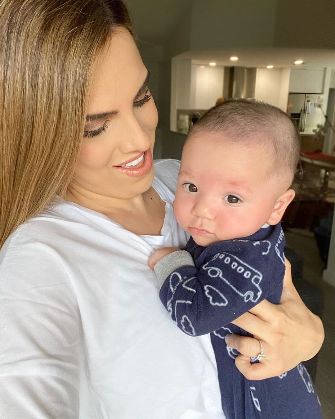 Desde hace seis meses, Andrea Chediak disfruta de la maternidad. Su hijo Diego está creciendo a pasos a gigantados y así de grande luce ahora.