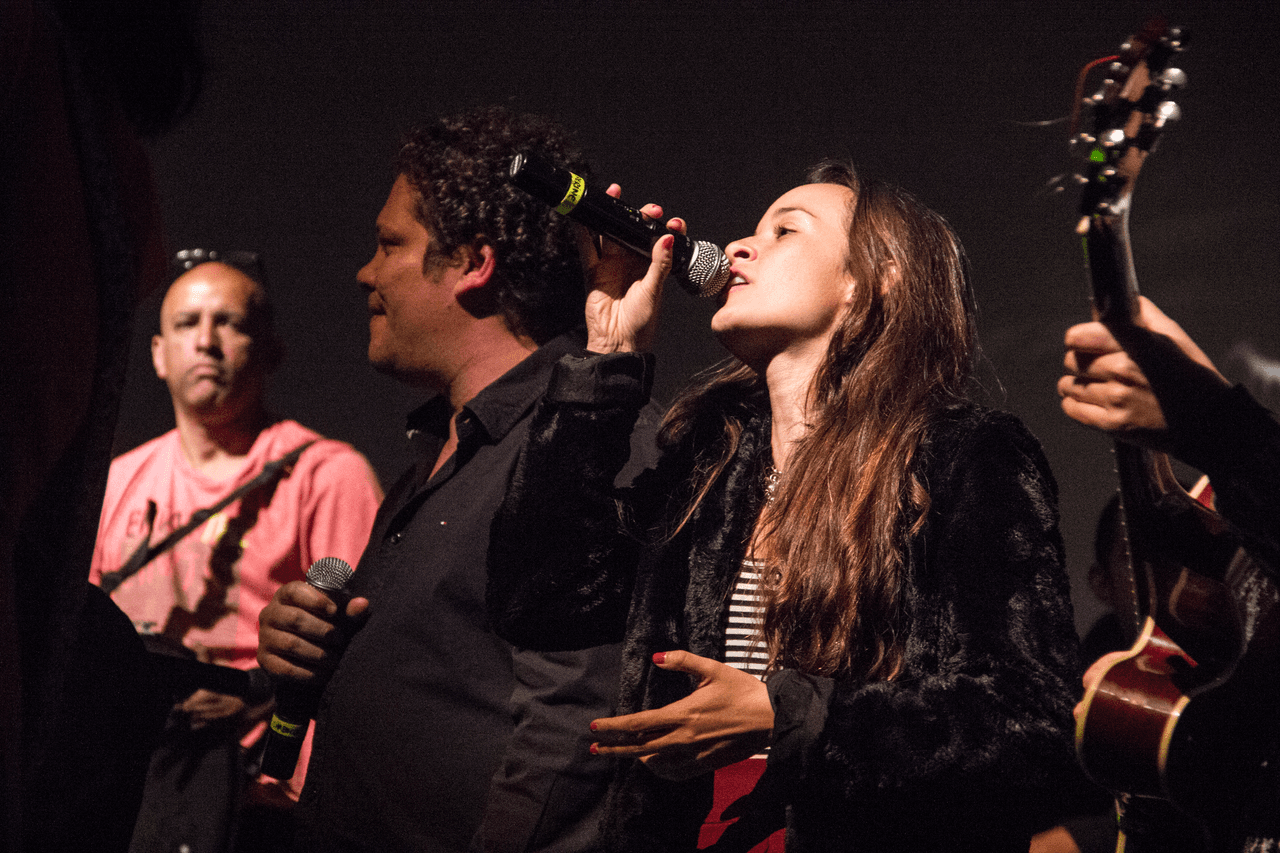 Chabuco (I) y Catalina García (D, Monsieur Periné) cantan durante el ensayo de 'La tierra del olvido'.