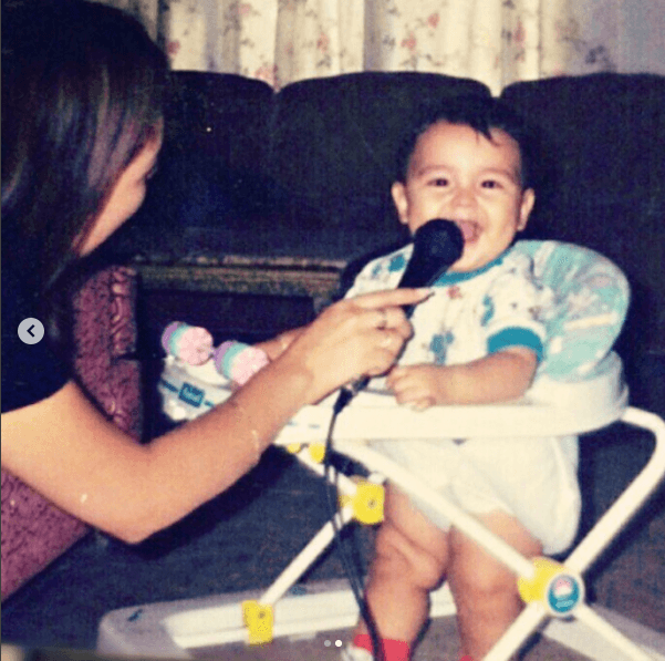 Christian Nodal nació un 11 de enero de 1999 en Caborca, Sonora (al norte de la República Mexicana) y desde pequeño dio muestras de que su futuro sería la música. Ganó varios concursos de canto en la primaria y secundaria, y a los 14 años decidió emigrar a Mazatlán, Sinaloa ( en el Pacífico mexicano), donde comenzó a tocar en bares y restaurantes. Después se mudó a Ensenada (Baja California), en donde cursó su primer semestre de bachillerato, mientras daba conciertos en Mexicalo los fines de semana.