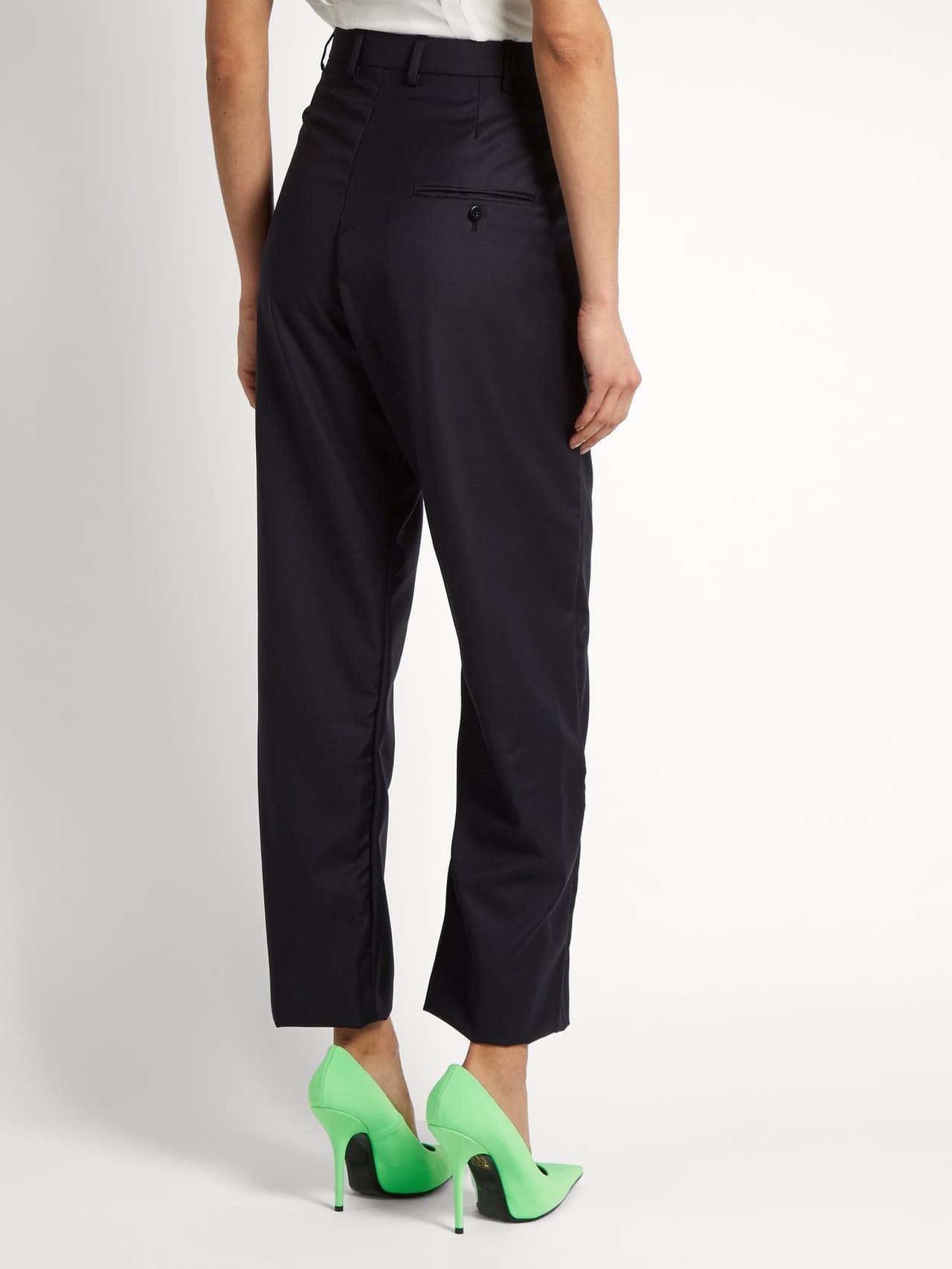 A pesar de lo sobrio de su elección, la estrella de los realities supo ponerle su sello con unos zapatos brillantes, tal y como lo sugiere la marca en su sitio de internet.