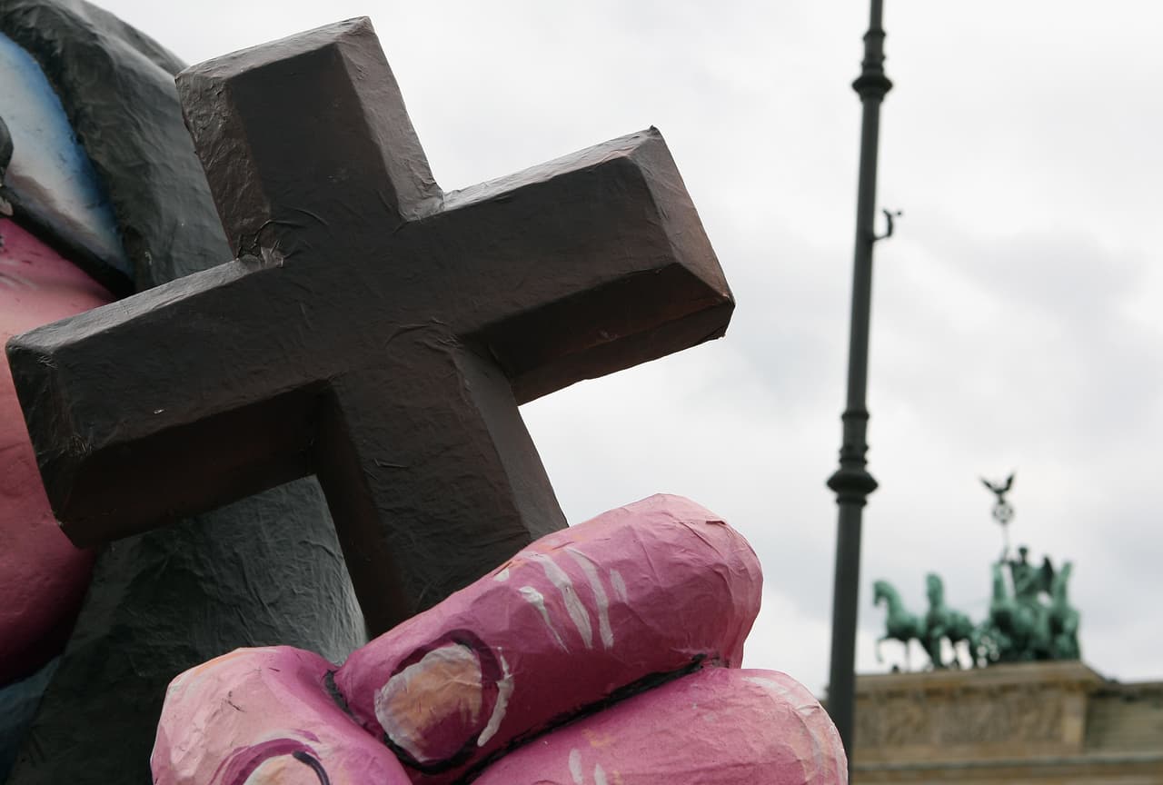 Suspenden a sacerdote salvadoreño acusado de pederastia