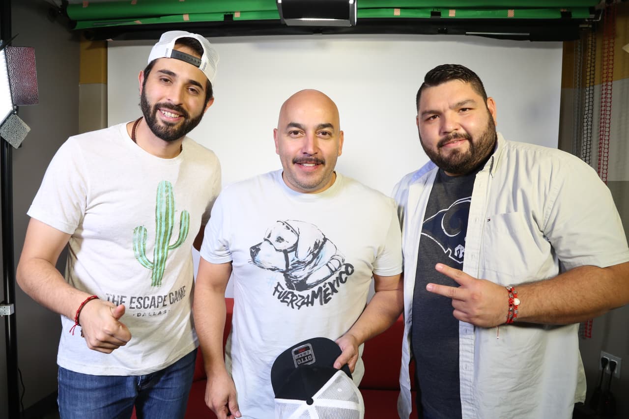 En esta foto, el Compa Ivan y el Tambochi aparecen junto a Lupillo Rivera.