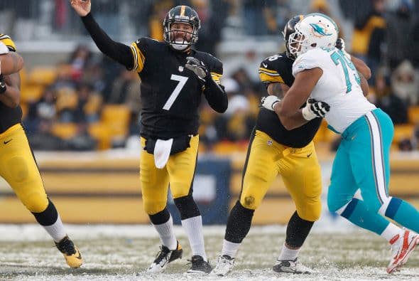 Los fanáticos de los Dolphins ya no hablan de la controversia Incognito/Martin, ni si Ireland o Philbin estarán con el equipo en el 2014, sino que pasan horas calculando… ¡porque tenemos chance de ir a los playoffs! Al principio de la temporada, y sobre todo, después de perder -casi deshonrosamente- contra Tampa Bay y Buffalo, los comentarios sobre Miami eran negativos. Qué si las novatadas, qué si Tannenhill, qué si el running game, qué si la línea ofensiva, que si… qué se yo… Pero ahora, las cosas han cambiado y solo se mencionan las posibilidades que tenemos de jugar en enero. ¡Ay, bendito! Bueno, después de este encontronazo con los portadores de las terribles toallas amarillas, donde salimos vencedores … por media pulgada… 34-28, ya todo me parece posible. Arriba Tannenhill (20 de 33, para 200 yds); arriba Wake and Odrich; arriba Thomas (105 yds, un TD en 16 acarreos); arriba Clay con sus dos TD y arriba Philbin, que mantiene el invicto en la revisión de las jugadas (obtuvo el cambio de “incomplete pass” a TD de Hartline). ¡Arriba, Dolphins, seguimos cuesta arriba!