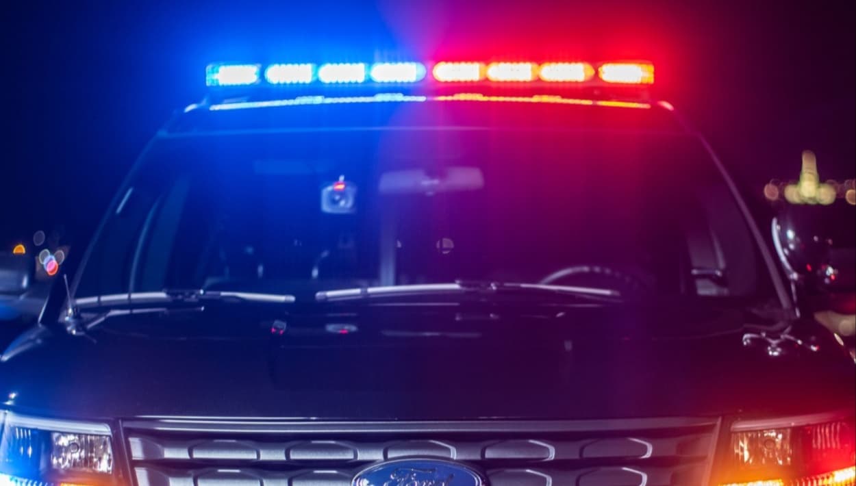 Una mujer muere atropellada por bajarse a revisar su auto tras un choque