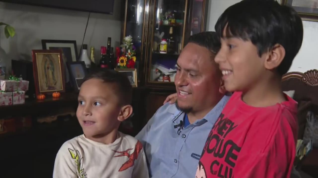 Padre de familia vuelve a abrazar a sus hijos tras pasar cinco meses detenido en Otay Mesa