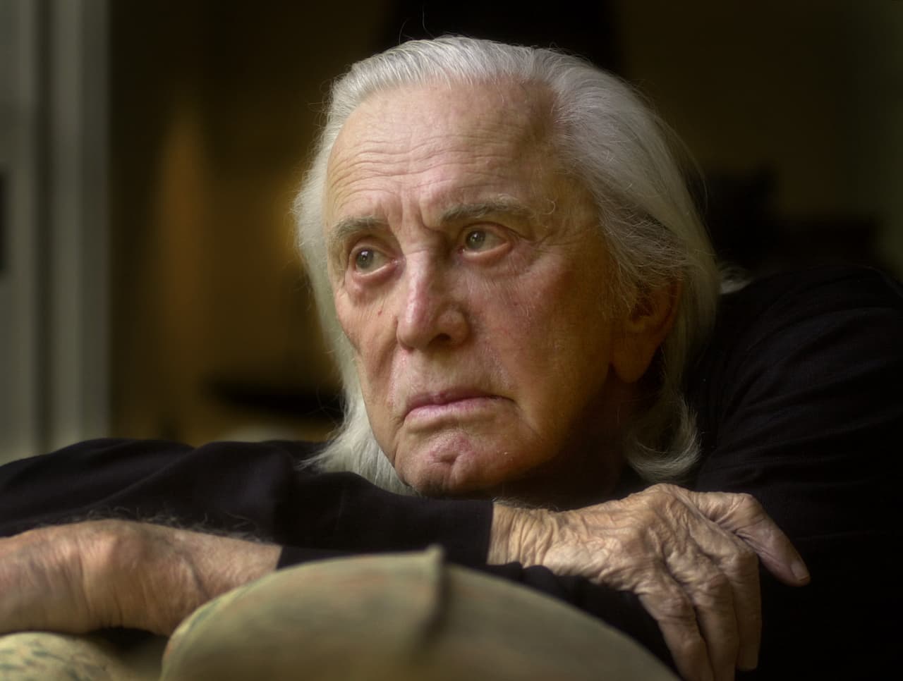 A una edad ya avanzada Douglas se aventuró a la escritura y publicó su autobiografía 'El hijo del trapero', así como otras varias novelas. En su libro 'Mi ataque de suerte', contó un episodio personal sobre su recuperación tras un derrame cerebral que sufrió en 1996 y lo dejó sin poder hablar, sumido en una profunda depresión.