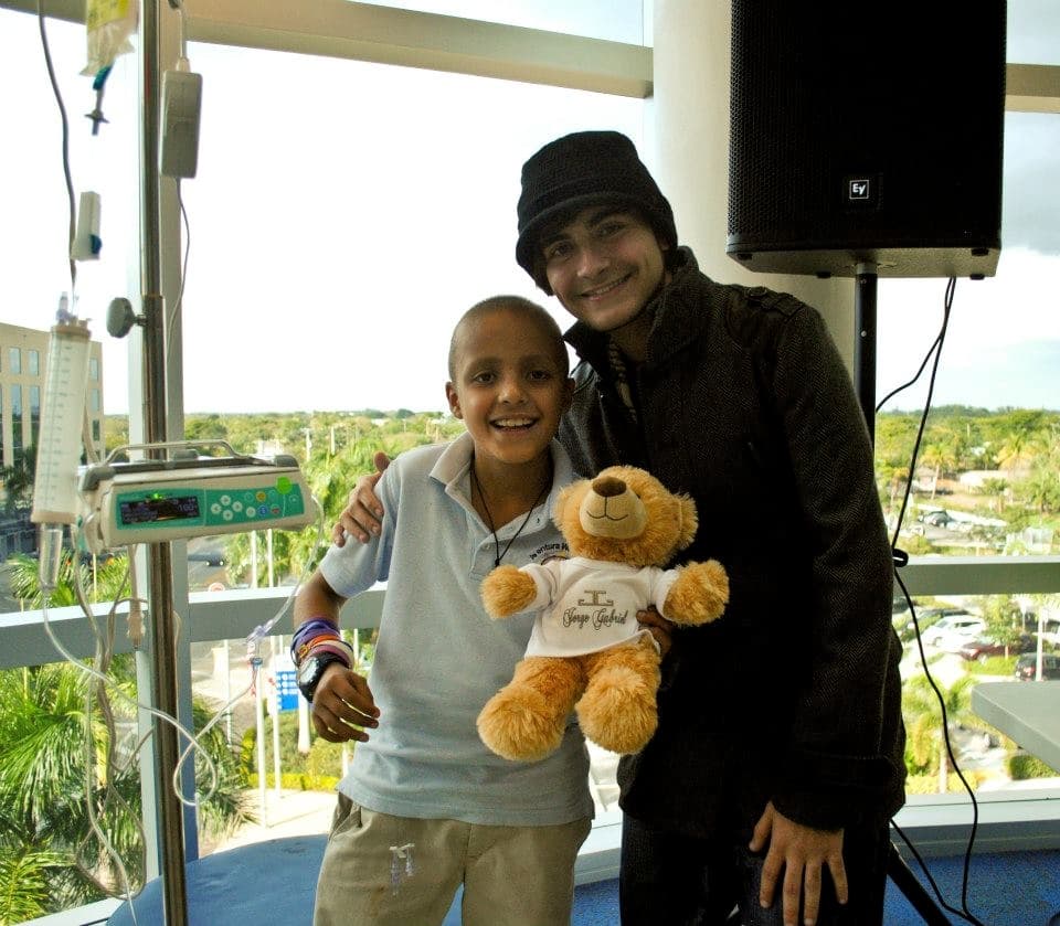 Jorge ama tanto la música que hasta canta mientras duerme. What a cutie!