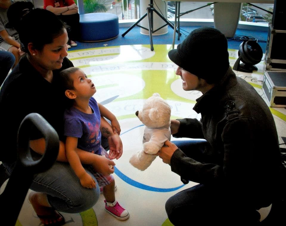 Jorge ama tanto la música que hasta canta mientras duerme. What a cutie!