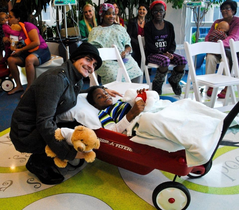 Jorge ama tanto la música que hasta canta mientras duerme. What a cutie!