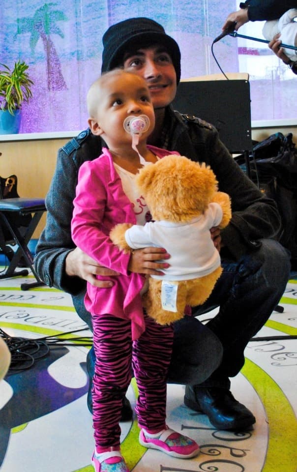 Jorge ama tanto la música que hasta canta mientras duerme. What a cutie!