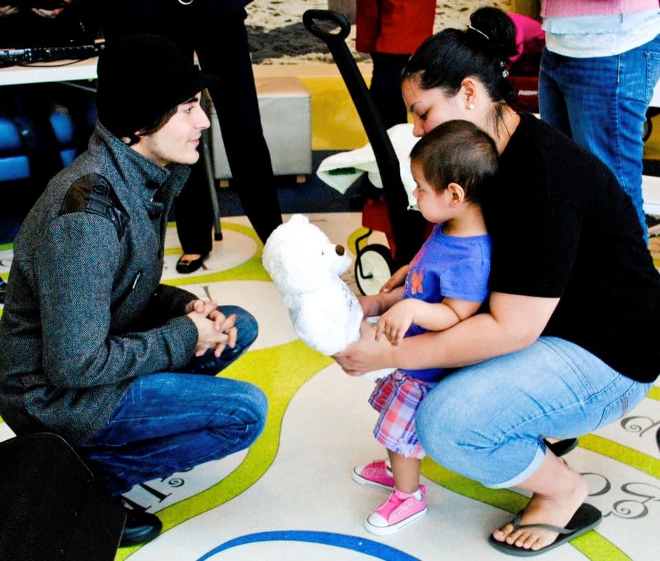 Jorge ama tanto la música que hasta canta mientras duerme. What a cutie!