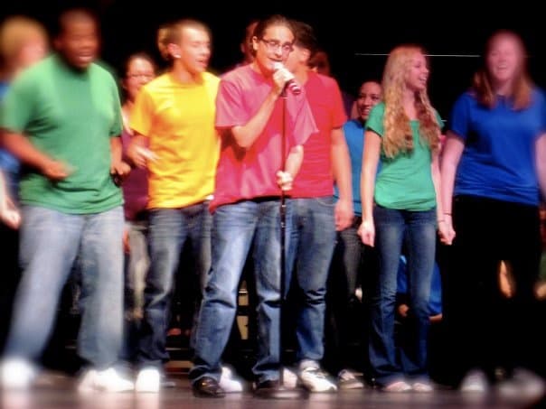 Jorge ama tanto la música que hasta canta mientras duerme. What a cutie!