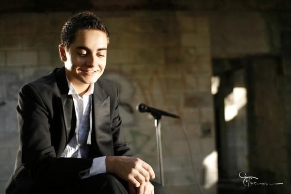 Jorge ama tanto la música que hasta canta mientras duerme. What a cutie!