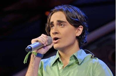 Jorge ama tanto la música que hasta canta mientras duerme. What a cutie!