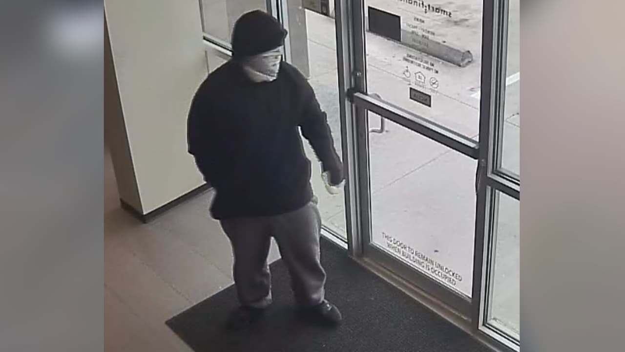 A pesar de que se fue sin robarse el dinero, amenazó al cajero verbalmente. Autoridades lo describieron como un hombre hispano, entre los 30 años, con una altura de 6'2" y pesando 230 libras.