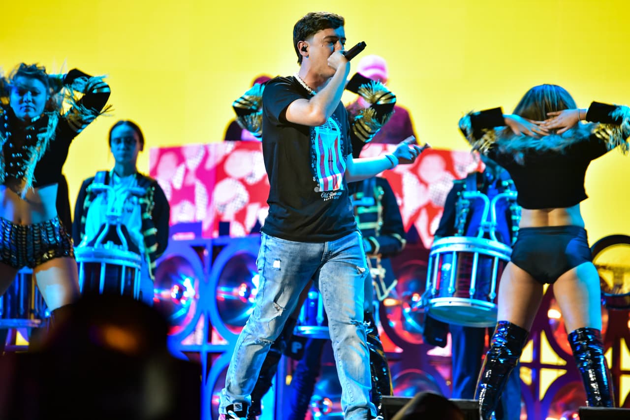 Guaynna también se subió al escenario con los tradicionales pantalones de mezclilla y una camiseta negra, al centro llevaba los colores de Puerto Rico, su país natal.