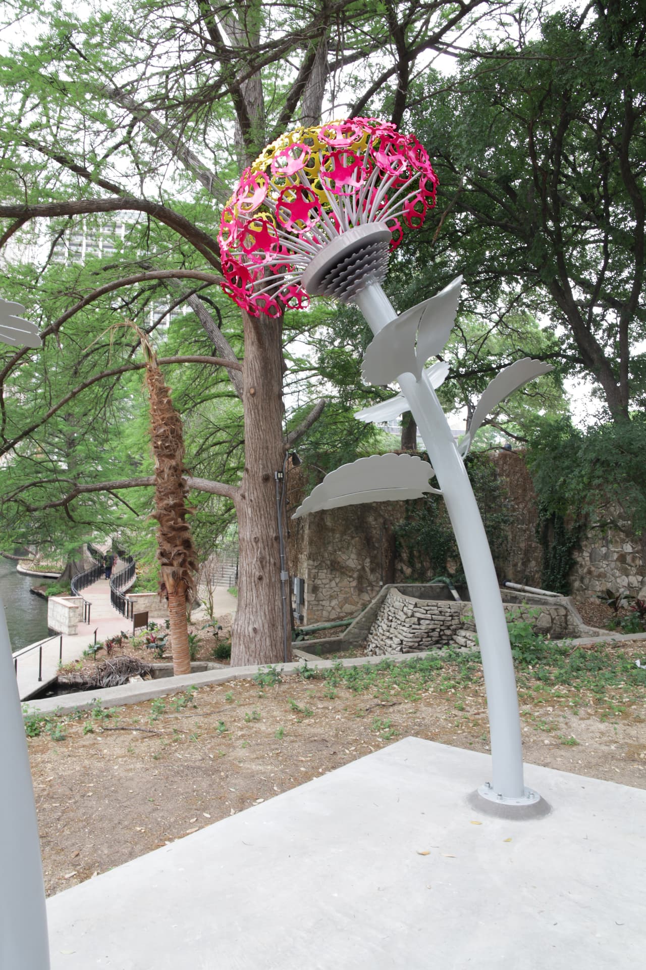 <a href="https://www.facebook.com/watch/?v=289213555995575" target="_blank">Las dos obras diseñadas</a> están inspiradas en las flores silvestres de aguileña amarilla y lantana.