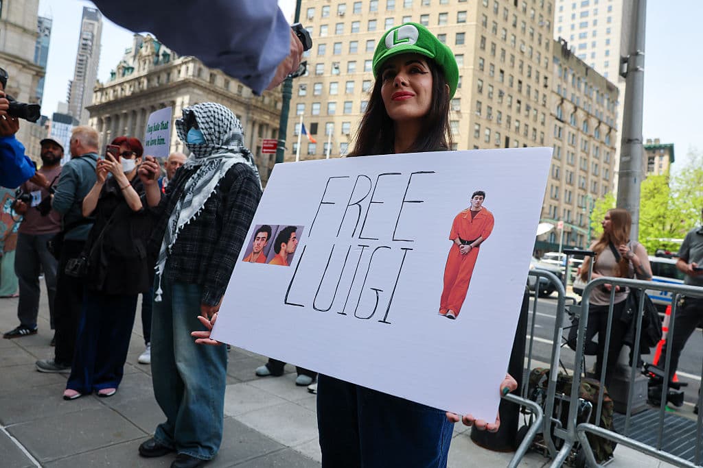 <b>Apoyo artístico y creativo -</b> Reconoce específicamente a los "creativos" y a los medios independientes, junto con creadores de contenido que documentan la realidad actual. Este apoyo desde la comunidad artística parece ser particularmente significativo para él.