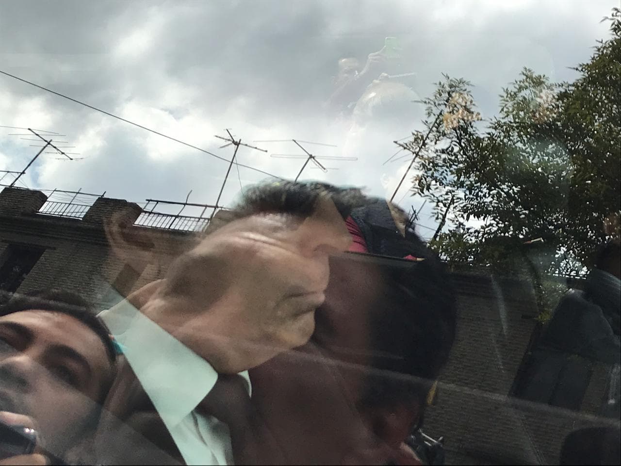 Detrás del vehículo que llevaba el féretro de la actriz, iba la camioneta donde viajaba Lorenzo Lazo, viudo de Edith González.