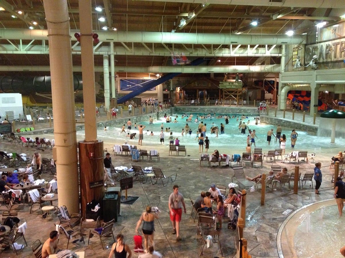 <b><a href="https://www.greatwolf.com/concord">Great Wolf Lodge Water Park</a>. </b>es un complejo de parque acuático cubierto con temática de Northwoods de 475,000 pies cuadrados con más de 400 suites familiares para huéspedes. Este resort de servicio completo tiene dos restaurantes en el lugar, un bar, un spa para adultos y niños, gimnasio, sala de juegos de video, campo de minigolf de 18 hoyos y espacio para reuniones y conferencias.
<br>
<br>
<b><a href="https://goo.gl/maps/ZgWBeQyh2eMr3bKX9">Cómo llegar</a></b>