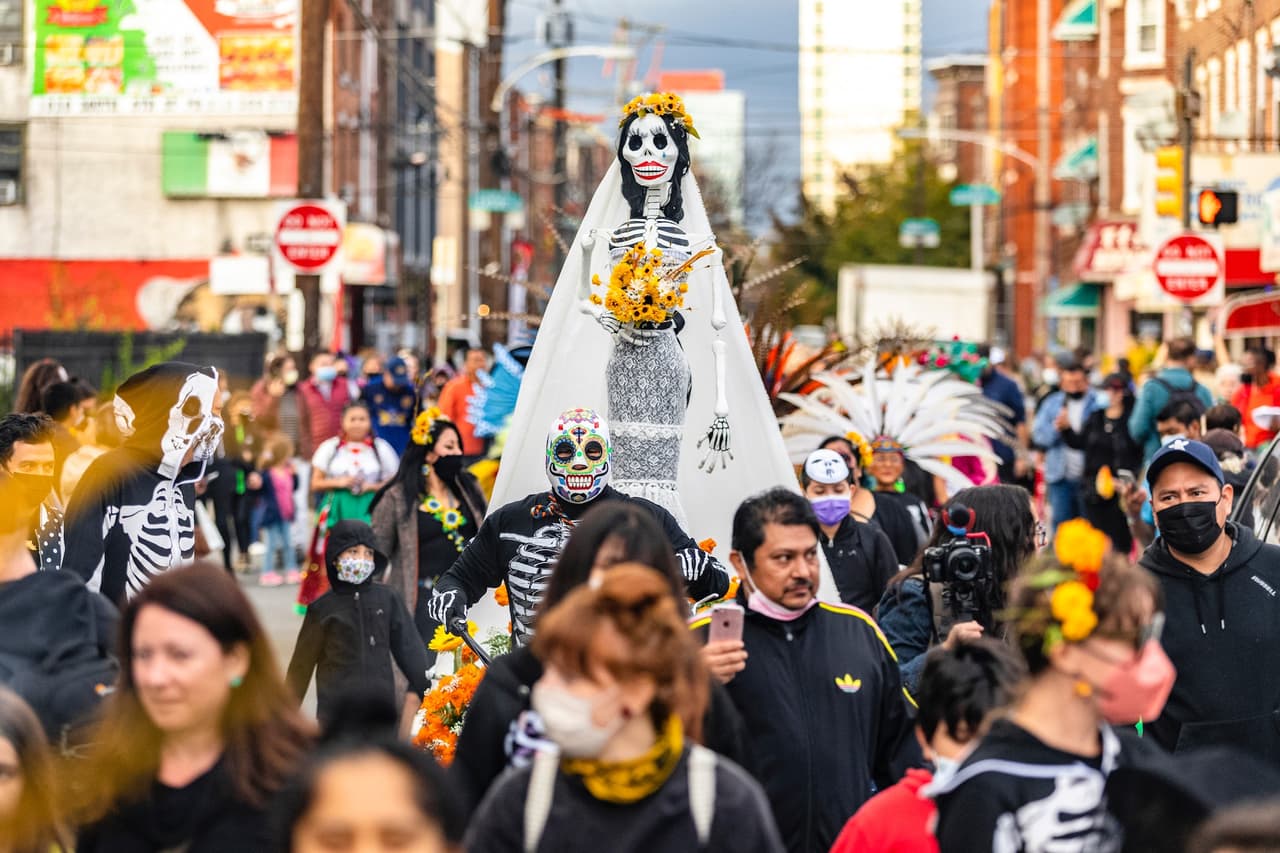 <b><a href="https://fleisher.org/event/dia-de-los-muertos-celebration-2022/">Día de los Muertos Celebration and Procession (29 de octubre)</a></b>. Las festividades comenzarán a las 2 pm con El Mercado Cultural, un mercado de artesanías en Fleisher con artesanos y vendedores latinos. El Taller de Los Niños (feria de niños) también estará sucediendo antes de la procesión, comenzando a las 2:30 pm.
