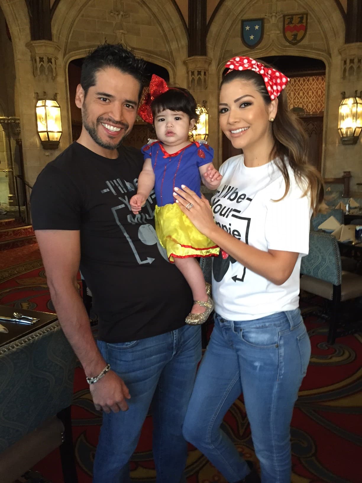 Con su disfraz de Blanca Nieves luce cautivadora. Papi y mami se sorprenden de lo mucho que ha crecido su princesita.